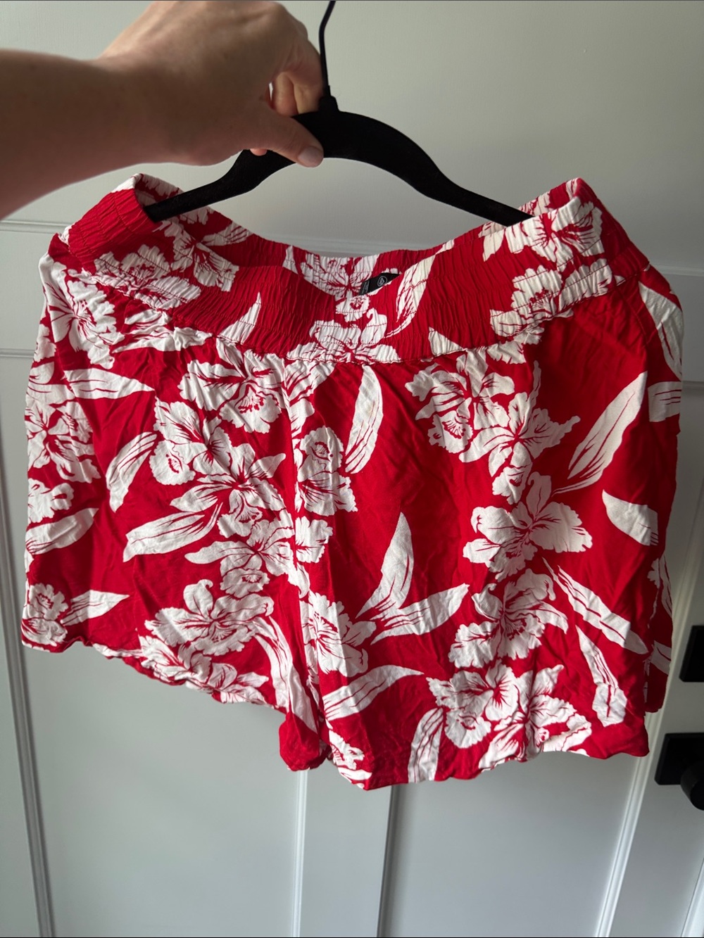 Volcom Red Hawaiian Floral Shorts Size M Tropical Beach Vacation